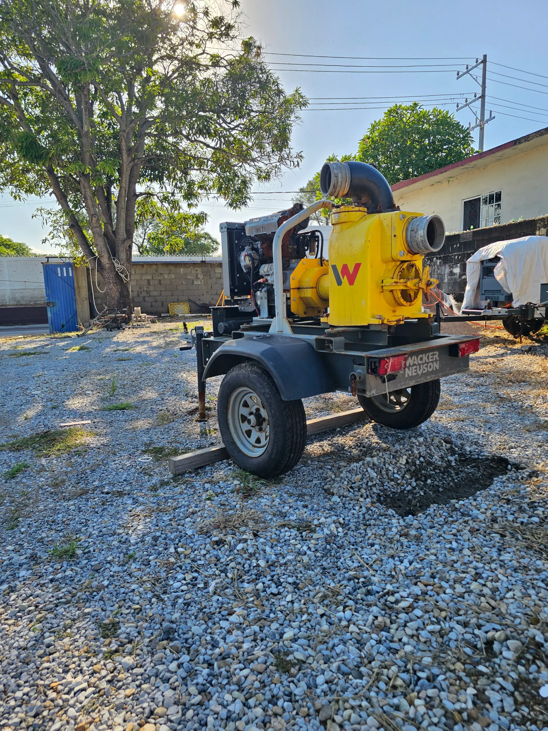 Motobomba diésel Wacker Neuson montada sobre remolque